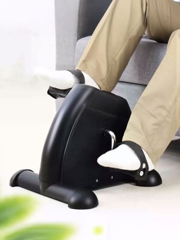 tập-luyện-chân-với-xe-đạp-kháng-lực Xe Đạp Kháng Lực Màu Đen